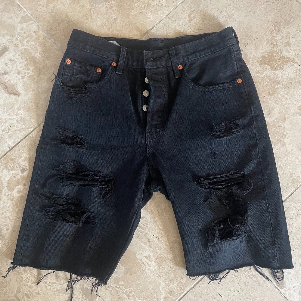 Levi’s 501 mid thigh shorts *new*